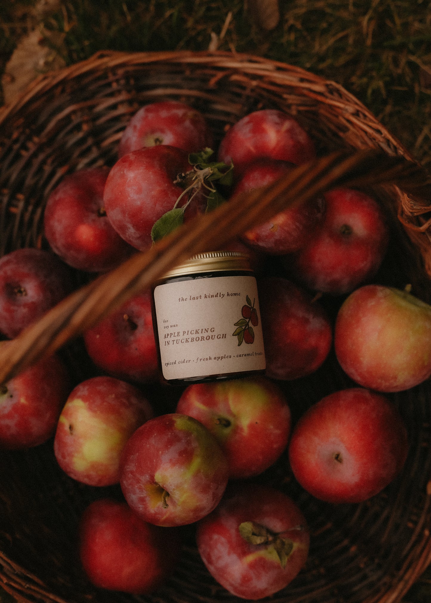 apple picking in tuckborough candle